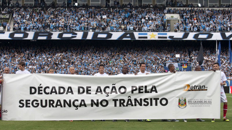 Jogadores levam a campo mensagem do Detran/RS na final do Gauchão