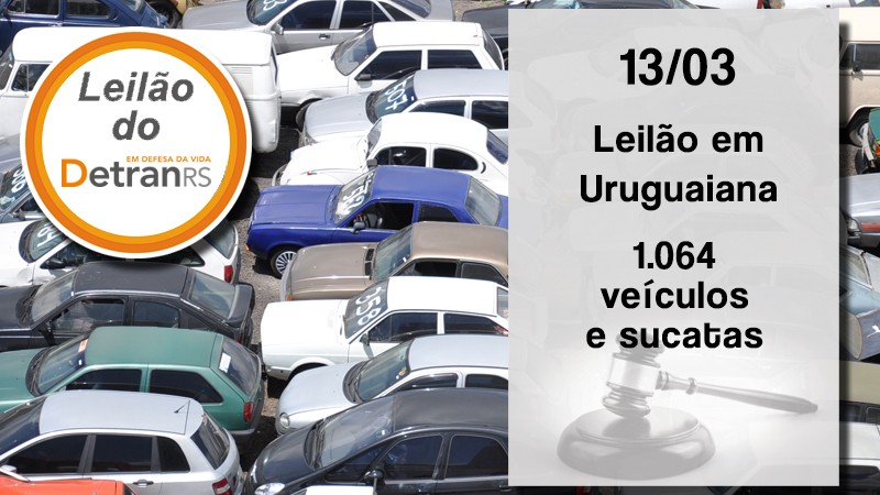 Depósito lotado de carros de várias cores. Na frente, escrito Leilão do DetranRS. 13/03 Leilão em Uruguaiana, 1.064 veículos e sucatas