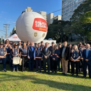 Foto oficial do evento, com autoridades e agentes de transito posando em frente ao balão com a marca da Balada Segura