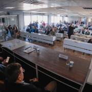 Foto horizontal colorida mostra mesa composta de autoridades em auditório lotado