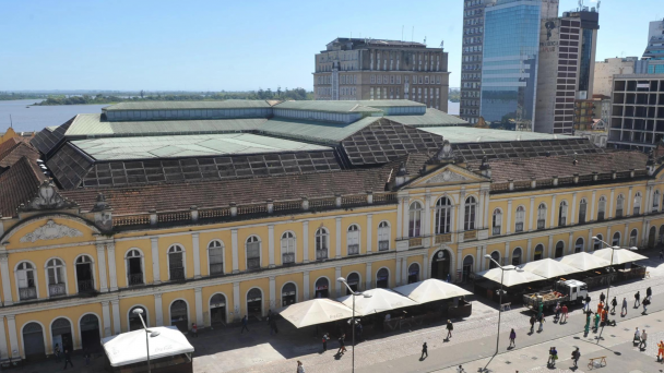 Foto horizontal colorida mostra fachada do prédio do Mercado Público de Porto Alegre