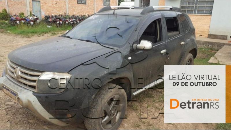 SUV Renault Duster preta com detalhes em cinza e box cinza com faixa laranja na lateral onde está escrito leilão virtual 09 de outubro detranrs em defesa da vida