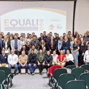 Público participante do evento reunido em frente ao palco do evento