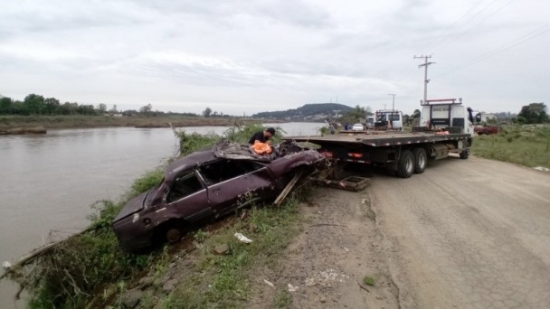 Retirada de veículo do rio Taquari em Cruzeiro do Sul