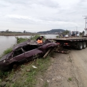 Retirada de veículo do rio Taquari em Cruzeiro do Sul