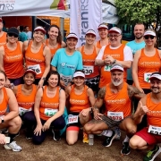 servidores do detran de regata laranja posam para foto oficial