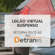 card cinza onde está escrito leilão virtual suspenso retorna 05/12 às 10h e veículos ao fundo estacionados lado a lado