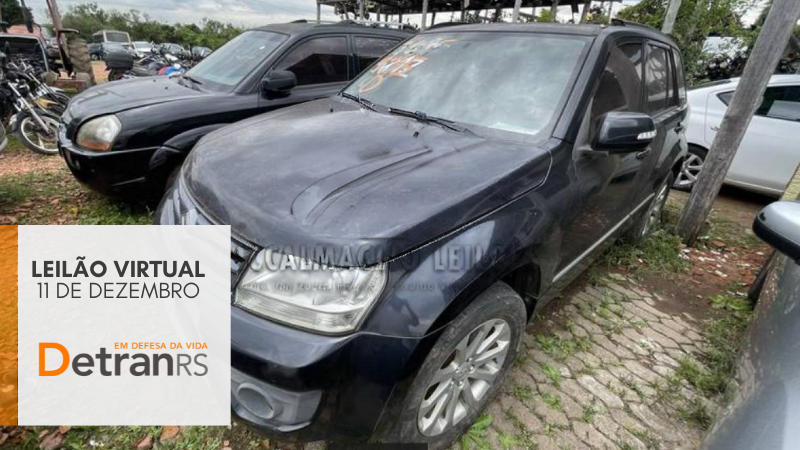 grand vitara preto ao lado de outro veículo preto em um pátio de um depósito de veículos