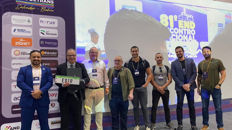 Diretores Fábio Santos (DT) e Edir Domeneghini (DG), Márcio Behr DPO), Gelson Benatti (ACS), Mathias Miola e Douglas Soares (ambos do Gabinete da DG), com representantes de um dos patrocinadores