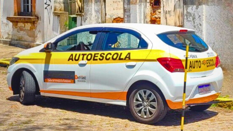 Foto horizontal colorida mostra carro de autoescola em situação de baliza