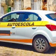 Foto horizontal colorida mostra carro de autoescola em situação de baliza