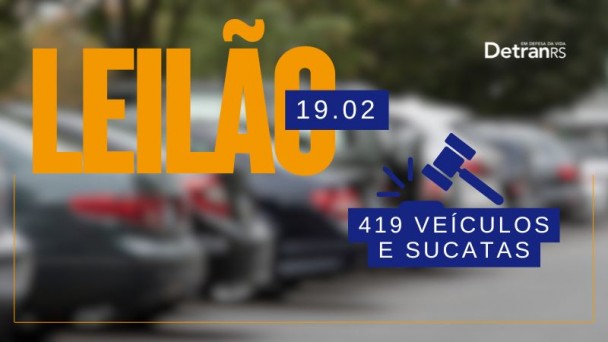 Card com imagem borrada de veículos estacionados lado a lado ao fundo e na frente letras laranjas onde se lê leilão e em azul 19.02 419 veículos e sucatas