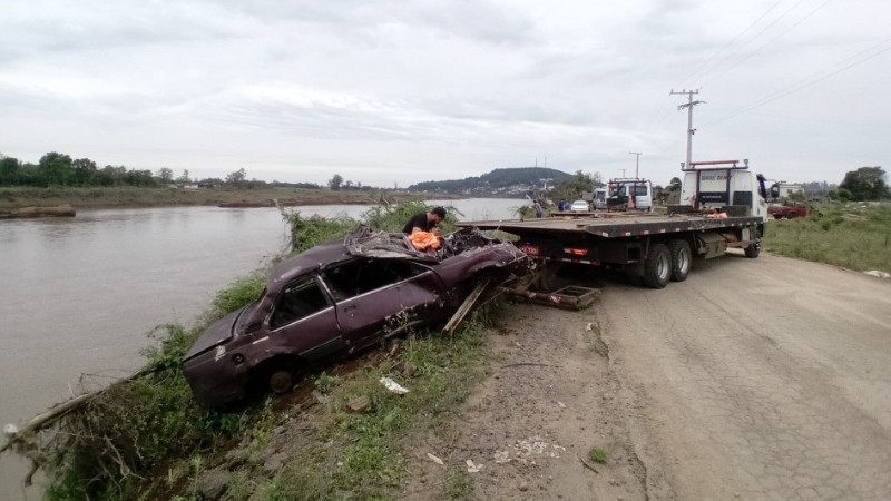 Estado inicia a retirada de três veículos do leito do Rio Taquari, em Cruzeiro do Sul